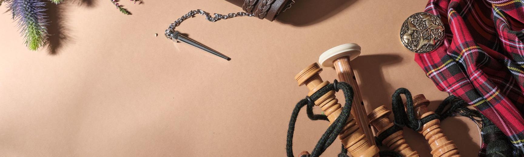 Tartan, pipes and a thistle